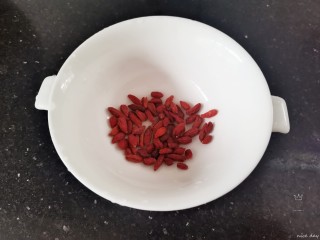 5、银耳莲子红枣汤,枸杞