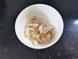 6、银耳莲子红枣汤,百合