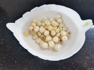 8、银耳莲子红枣汤,莲子提前泡发