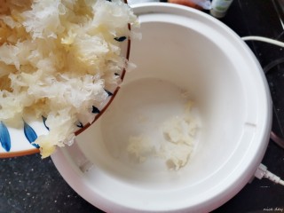 11、银耳莲子红枣汤,炖锅里放入银耳