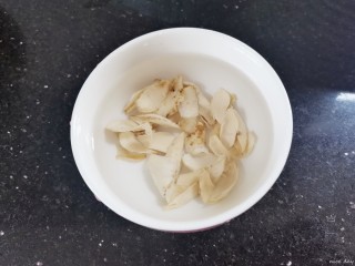 9、银耳莲子红枣汤,百合提前泡发