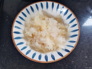 10、银耳莲子红枣汤,泡发好的银耳撕碎
