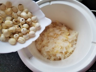 12、银耳莲子红枣汤,放入莲子