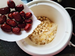 13、银耳莲子红枣汤,放入红枣