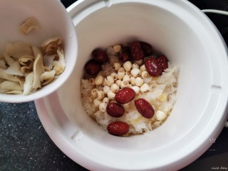 14、银耳莲子红枣汤,放入百合