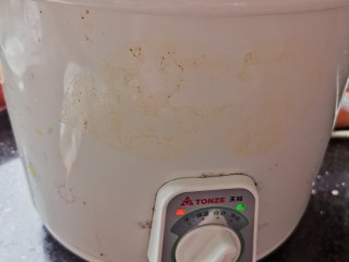 17、银耳莲子红枣汤,睡前小火放着炖