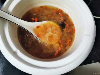 19、银耳莲子红枣汤,满满胶原蛋白的银耳