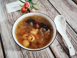 20、银耳莲子红枣汤,润肺止咳，安神清心