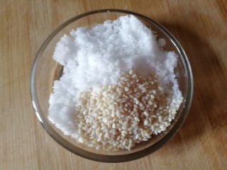 1、美味烤红薯片,准备白糖20g，芝麻5g