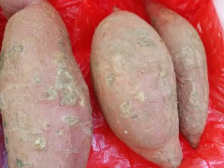 2、美味烤红薯片,红薯三个，