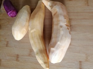 3、美味烤红薯片,将红薯去皮洗干净，