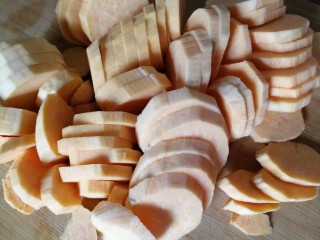 4、美味烤红薯片,切成均匀的5毫米厚的片，