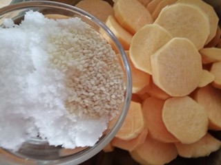 5、美味烤红薯片,将切好的红薯片放入深一点儿的盆内。加入白糖，芝麻。