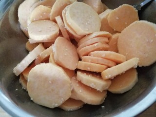 7、美味烤红薯片,用勺拌匀，放置一会儿。