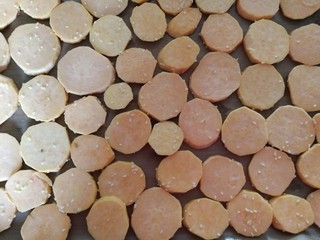 8、美味烤红薯片,然后将红薯片摆在铺了油布的烤盘上。