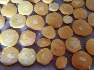 11、美味烤红薯片,快速的翻面，有点烫手，然后再放入烤箱烤30分钟。