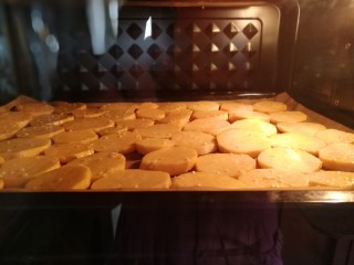 9、美味烤红薯片,烤箱预热180°。烤盘放入，180度烤20分钟