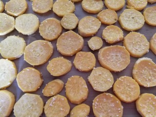 10、美味烤红薯片,20分钟后将烤盘取出，烤成这样如图↑