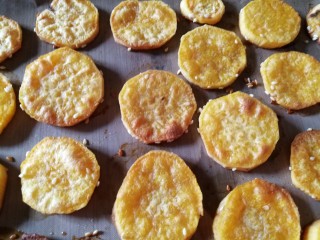 12、美味烤红薯片,30分钟后红薯烤好了，能闻到很香的味。