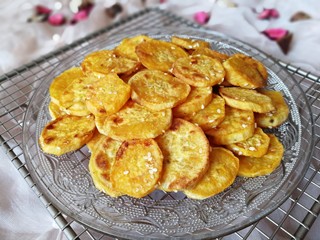 13、美味烤红薯片,放入盘中，甜美的小零食。不用p图也这么好看！