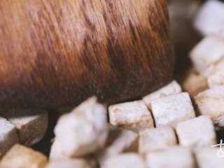 3、【八珍米昔】懒人的养生早餐，让你每天多睡半小时,怀山药、芡实、甜杏仁、莲子、茯苓、红豆六味食材用铁锅直接炒至色黄味香，山楂炒至焦色；