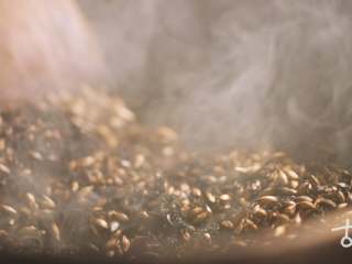 5、【八珍米昔】懒人的养生早餐，让你每天多睡半小时,同样的方法将麦芽炒至焦黄后，淋少许冷水使之出现焦香味，盛出晒干；