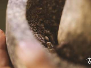 6、【八珍米昔】懒人的养生早餐，让你每天多睡半小时,炒好的食材加冰糖一同研磨成粉；