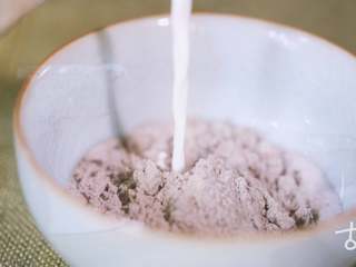 8、【八珍米昔】懒人的养生早餐，让你每天多睡半小时,取少量粉，加七十度的温水或牛奶，搅拌成糊状即可食用。