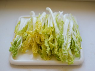 2、清炒娃娃菜,娃娃菜洗净后切成条