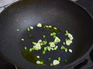 3、清炒娃娃菜,油热，加葱蒜炒香