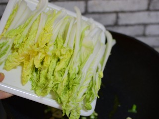 4、清炒娃娃菜,加娃娃菜炒匀