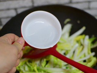 5、清炒娃娃菜,加入少许水