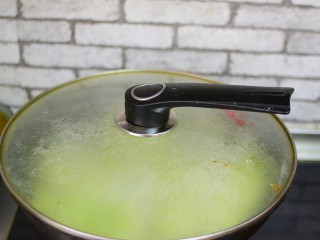 6、清炒娃娃菜,盖上锅盖闷两分钟