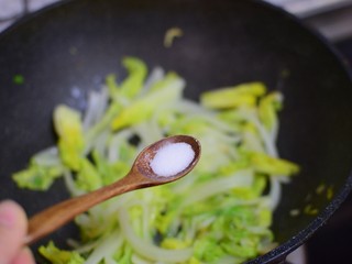 8、清炒娃娃菜,加盐