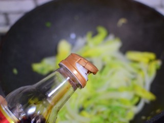 9、清炒娃娃菜,加入生抽