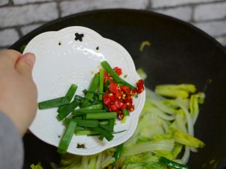 10、清炒娃娃菜,加入葱段，红米椒