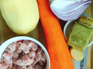 4、咖喱饭????,土豆、胡萝卜削皮