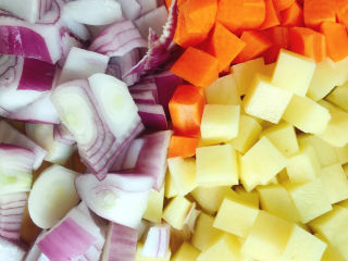 5、咖喱饭????,土豆、胡萝卜、洋葱切粒备用。