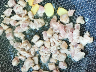 8、咖喱饭????,倒入猪肉粒炒至断生,盛出备用。