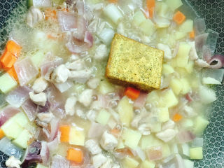 11、咖喱饭????,放入咖喱块小火慢慢焖。