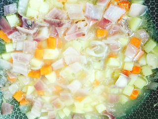 9、咖喱饭????,倒入土豆,胡萝卜,洋葱翻炒2分钟再加入适量清水煮5分钟。