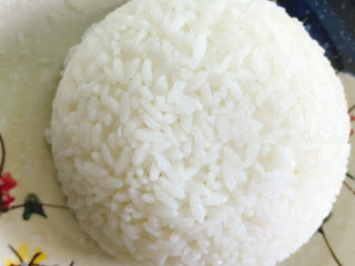 14、咖喱饭????,用一个小碗盛一碗,压实后到扣在盘中。