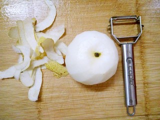 2、秋梨膏,把雪梨洗净，去皮
