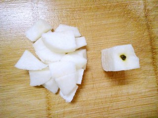 3、秋梨膏,切成小块，核留着