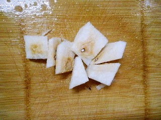 4、秋梨膏,把核也切小块