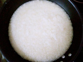 9、秋梨膏,把梨蓉倒入锅里