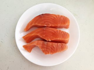 4、减脂健身菜  柠香黑椒三文鱼果蔬沙拉,把三文鱼切成三大块