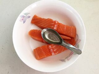 5、减脂健身菜  柠香黑椒三文鱼果蔬沙拉,加入一勺柠檬汁