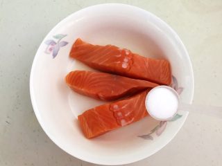 6、减脂健身菜  柠香黑椒三文鱼果蔬沙拉,加入2克精盐