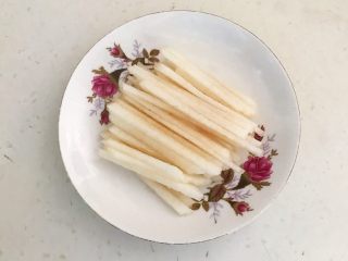 13、减脂健身菜  柠香黑椒三文鱼果蔬沙拉,把半个皇冠梨切成丝